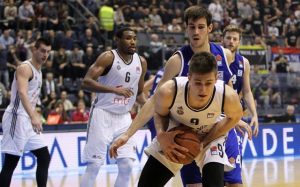 ZAR JE TOLIKO LOŠ?: Trener doneo šokantnu odluku, bivši košarkaš Partizana ‘izbačen’ iz ekipe!