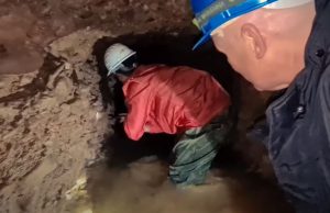 ĐOKOVIĆ U TUNELIMA PIRAMIDE: Prolazi su bili toliko uski da je puzao, voda je išla i stomaka! (VIDEO)