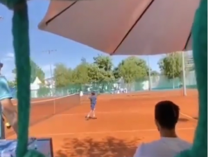 TOOO, BOLJI SI OD TATE, IDEMO: Đokovićev sin igra tenis na Dorćolu, Novak ga gleda i navija! (VIDEO)