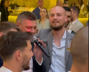 SJAJNA ATMOSFERA NA SVADBI ALEKSANDRA MITROVIĆA: Savo uzeo mikrofon i zapevao, a ‘Rajko’ mu pravio društvo! (VIDEO)