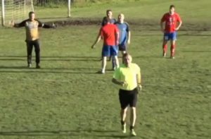 VAR JE STIGAO U SRBIJU PRE VREMENA: Sudija pita kamermana da li je bio penal, igrači negoduju! (VIDEO)