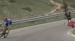 STRAVIČAN PAD NA GLAVU: Kaciga mu je spasila život! (VIDEO)