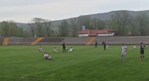 NOVI SKANDAL U DOMAĆEM FUDBALU: Igrači Radničkog prekinuli meč i seli na teren zbog odluke sudije Grujića!