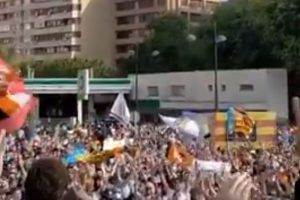 NEVIĐENI HAOS U VALENSIJI: Navijači su izašli na ulice i traže odlazak bogatog vlasnika! (VIDEO)