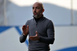 TREBA PROTERATI OVE KOJI SE MUVAJU OKO TERENA I GLUME LUDILO: Žarko Lazetić ljut nakon remija sa Pazarcima! (VIDEO)