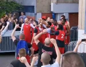 DELIJE PRUŽILE PODRŠKU KOŠARKAŠIMA: Sjajna atmosfera ispred hale ‘Aleksandar Nikolić’! (VIDEO)