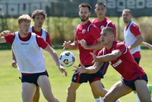 CRVENO-BELI RADE PUNOM PAROM: Zanimljive ‘igrice’ na Zvezdinom treningu – ko izgubi, slede mu sklekovi! (FOTO)