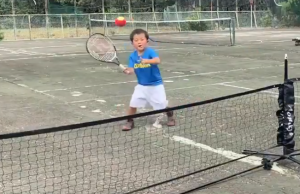 DA LI U JAPANU RASTE NOVI NOVAK ĐOKOVIĆ: Pogledajte ovo tenisko čudo – ima samo pet godina a o njegovom bekendu se uveliko priča! (VIDEO)