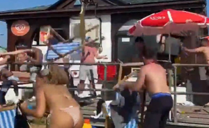 PIJANI ENGLEZI PONOVO DIVLJAJU: Opšta makljaža na plaži – stolice letele na sve strane, roditelji sa decom nemo posmatrali! (VIDEO)
