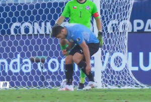 ZA NJEGA FER-PLEJ NE POSTOJI: ‘Namazani’ Suarez ponovo u centru pažnje, ovog puta je izmislio novi način za ‘krađu’ vremena! (VIDEO)