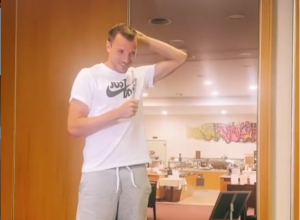 ‘KOKTEL LJUBAVI’ GRMI U SLOVENIJI: Siniša Saničanin zapevao čuveni hit za ‘prijem’ u tim! (VIDEO)