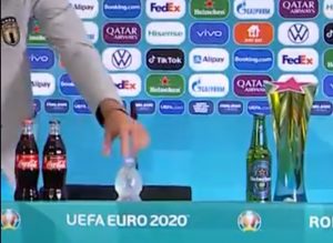 NOVI ŠOU NA EVRU: Junak Italije kao Ronaldo, o njegovom gestu na konferenciji svi pričaju (VIDEO)