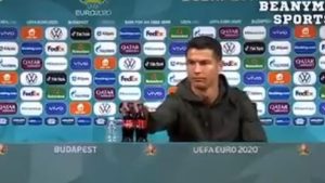 RONALDOV ŠOU NA KONFERENCIJI: Zasmetale mu flašice na stolu, odmah je sve doveo u red (VIDEO)