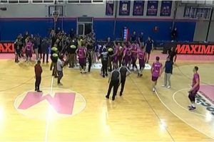 OVO VAM JE PROMAKLO U PRENOSU: Petrušev slavio pored klupe Partizana, a onda umalo izazvao haos – crno-beli krenuli ka njemu, on odgovorio na Instagramu! (FOTO)(VIDEO)