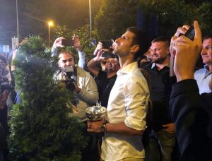 ŠAMPION PONOVO U BEOGRADU: Novak se iznenada pojavio u prestonici uz trubače i vatromet, a onda je nastao šou! (VIDEO)