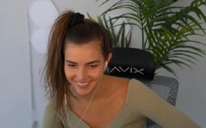 NIJE JOJ BILO SVEJEDNO: Aleksandra je držala online čas šaha, a onda joj se uključila učenica koja nije imala ništa na sebi! (VIDEO)