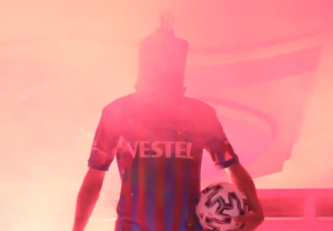 SPEKTAKULARNO PREDSTAVLJANJE: Čuveni vezista stigao u Tursku! Na glavi šlem, a u ruci mač! (VIDEO)