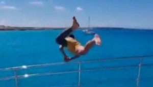 NAVIJAČI LJUTI NA IBRAHIMOVIĆA: Napadač Milana je na odmoru, sa luksuzne jahte skače u more! (VIDEO)