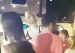 JOKIĆ SE OPUŠTA NAKON NAPORNE SEZONE: Somborca pogodila pesma na žurci, odmah je zapevao! (VIDEO)