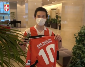 JAPANAC DOŠAO ISPRED HOTELA U DRESU ZVEZDE: Nosio je Piksijevu desetku, ali se razočaran vratio kući! (VIDEO)