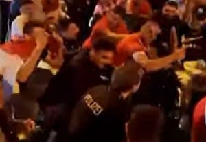 OVO DO SADA NISMO VIDELI: Nemačka policija slavila prolaz Hrvatske u drugu fazu, tu su i navijači! (VIDEO)