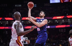 SRPSKI CENTAR IMA OD KOGA DA UČI: Milutinov kupi savete od legendarnog reprezentativca! (VIDEO)