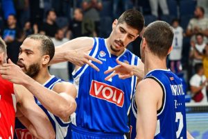 STAO JE UZ BRATA: Nikolić besan na navijače Budućnosti – ‘Stidi se po**ana strano Podgorice’!