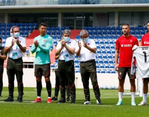 RONALDO DOMINIRAO NA KONFERENCIJI PRED MEČ SA MAĐARSKOM: Sklonio je dve flaše u stranu, a jednu je podigao u vis! (VIDEO)