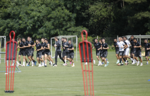 KAO GROM IZ VEDRA NEBA: Defanzivac crno-belih napušta pripreme, i odlazi da potpiše za potencijalnog Zvezdinog rivala u LŠ!