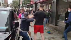 DA IM POZAVIDE MMA BORCI: EURO ne može da prođe bez incidenata – žestoka tuča na ulicama Londona, pesnice sevaju na sve strane! (VIDEO)