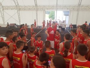 USPEO JE DA IZMAMI OSMEHE MALIŠANA: Dobrić se družio sa klincima koji sanjaju da jednog dana budu kao on! (FOTO)