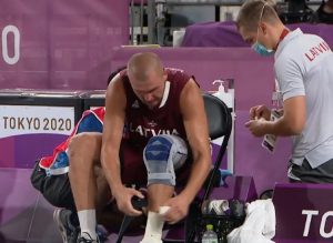 LEKCIJA PATRIOTIZMA: Basketaš se povredio, kukao od bolova, ali nije želeo da izađe iz igre! (VIDEO)