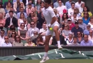 UF, OVO JE BAŠ BOLELO: Detalj sa meča koji je svima promakao, pogledajte kako je loptica pogodila Novaka u ‘nezgodno mesto’! (VIDEO)