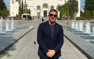 ŽIVA FUDBALSKA LEGENDA U POSETI BEOGRADU: Popio rakiju, jeo ćevape i pršutu – a tetovaža jednog momka ga je oduševila! (VIDEO)