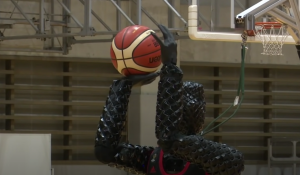 MNOGI IGRAČI MOGU DA MU POZAVIDE: Robot odneo šou na OI, ono što radi ova mašina je neverovatno! (VIDEO)