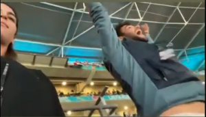 BRZO JE PREBOLEO PORAZ OD NOVAKA: Pogledajte kako je Beretini ludovao na Vembliju, njegova devojka je sve snimila! (VIDEO)