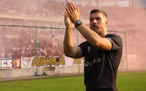 NEVIĐENA FEŠTA: Ludnica na predstavljanju Podolskog u klubu za koji navija od malih nogu! (VIDEO)