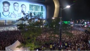 HAOS TOKOM PROSLAVE MILVOKIJA: Pucnjava u gradu, troje ranjeno, policajac povređen u stampedu navijača!