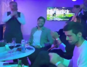 NOVAKOVA FEŠTA NA VEMBLIJU: Đoković napravio spektakl sa hrvatskom legendom, tu su bili i Kapelo i druge fudbalske face! (VIDEO)