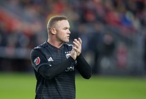 LEGENDA JUNAJTEDA SE PREVIŠE OPUSTIO: Slikao se sa golom devojkom! (FOTO)