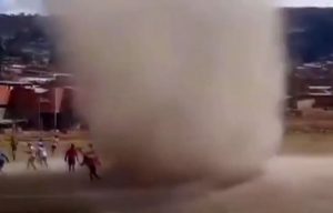 PEŠČANI ĐAVO NA FUDBALSKOJ UTAKMICI U BOLIVIJI: Mali tornado na trenutak progutao glavnog sudiju! (VIDEO)