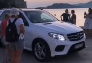 NOVAK JE OSVOJIO 20. GREND SLEM, PA SE ZAPUTIO U CRNU GORU: Sjajan doček za šampiona! (VIDEO)