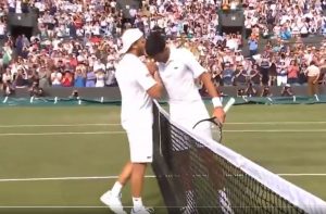 POHOD NA TITULU SE NASTAVLJA, NOVAK U ČETVRTOM KOLU VIMBLDONA: Amerikanac pružio dobar otpor u trećem setu!