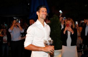 NOVAK JE NAJVEĆA ZVEZDA U OLIMPIJSKOM SELU: Brojni sportisti žele sliku sa najboljim teniserom na planeti! (FOTO) (VIDEO)
