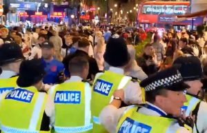 TUČA NAVIJAČA I POLICIJE U LONDONU: Englezi su se plasirali u polufinale, euforija prerasla u haos! (VIDEO)