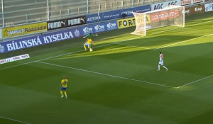 NAVIJAČI MU OVO NEĆE OPROSTITI! NEVEROVATNA GREŠKA GOLMANA: Nosi zaštitnu kacigu kao Čeh, a želeo je da glumi Ronaldinja! (VIDEO)