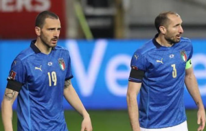 BONUĆI SLAVIO SA NAVIJAČIMA, PA ZAMALO OSTAO NA TRIBINAMA: Redarka nije htela da pusti fudbalera na teren jer je mislila da je navijač! (VIDEO)