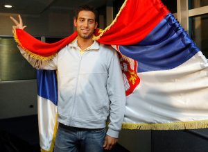 NEĆETE GA PREPOZNATI: Čavić obrijao glavu i bavi se veoma unosnim poslom – razgovor sa njim košta 110 dolara! (FOTO)