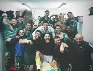 OVAKVU PROSLAVU POBEDE JOŠ NISTE VIDELI: Fudbaleri Inđije ‘ludovali’ uz hit Tajči! (VIDEO)