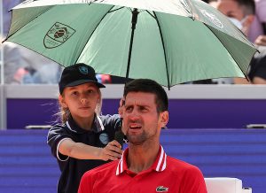 NOVAK NASTAVLJA DA ODUŠEVLJAVA: Najbolji teniser sveta šminkao devojčicu! (VIDEO)